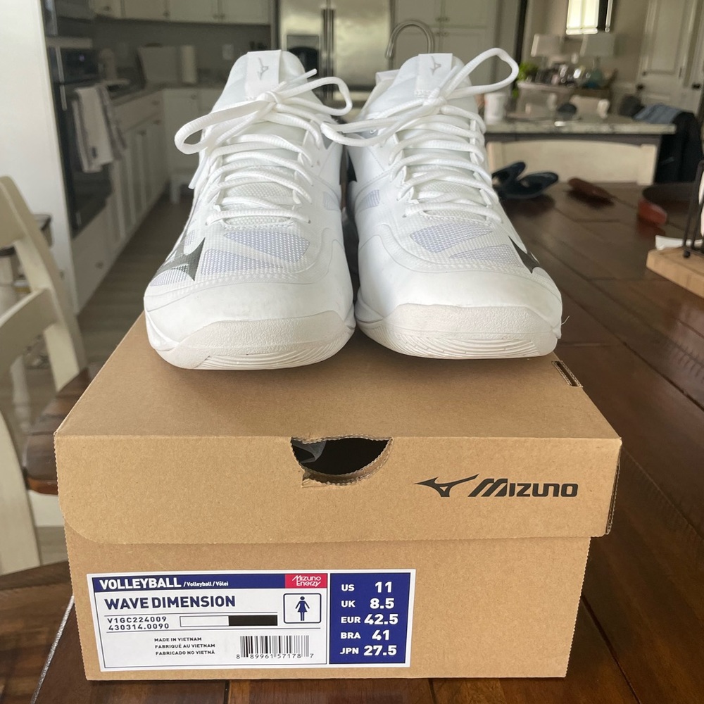 Women’s size 11 Mizuno Volleyball shoes